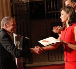 Su Majestad la Reina entrega el Premio Nacional de Ilustración 2016 a Javier Rafael Pérez Castán