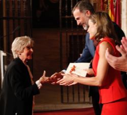 Su Majestad el Rey entrega el Premio Nacional de Teatro 2016 a Concepción Velasco Varona “Concha Velasco”