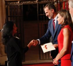 Su Majestad el Rey entrega el Premio Nacional de Fotografía 2016 a María Isabel Muñoz Villalonga