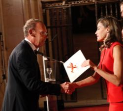 Su Majestad la Reina entrega el Premio Nacional de Artes Plásticas 2016 a Juan Hidalgo Codorniú, lo recoge en su nombre José Manuel Astiárraga Sirgado