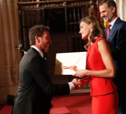 Su Majestad la Reina entrega el Premio Nacional de Televisión 2016 al programa “El Hormiguero”, recoge el premio Pablo Motos