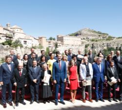 Sus Majestades los Reyes con los galardonados en los Premios Nacionales de Cultura 2016