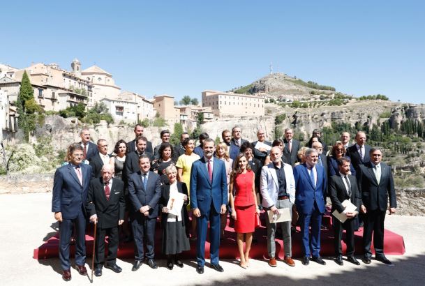 Sus Majestades los Reyes con los galardonados en los Premios Nacionales de Cultura 2016
