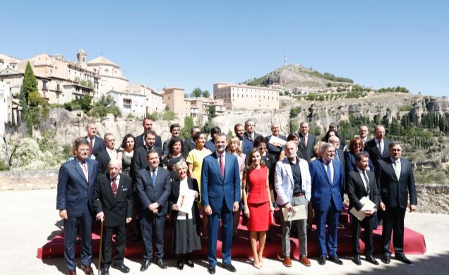 Sus Majestades los Reyes con los galardonados en los Premios Nacionales de Cultura 2016