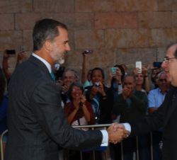 Su Majestad el Rey saluda al presidente de la Junta de Castilla y León, Juan Vicente Herrera