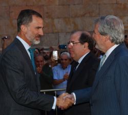 Su Majestad el Rey saluda al ministro de Educación, Cultura y Deporte, Iñigo Méndez de Vigo