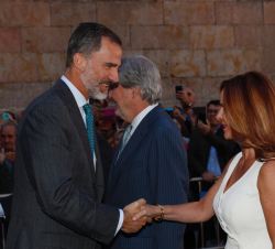 Su Majestad el Rey saluda a la presidenta de las Cortes de Castilla y León, Silvia Clemente