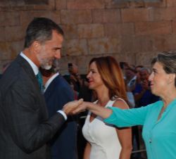 Su Majestad el Rey saluda a la delegada del Gobierno en la Comunidad de Castilla y León, María José Salgueiro