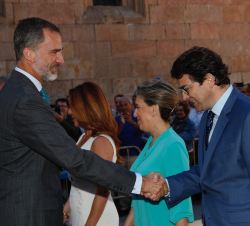 Su Majestad el Rey saluda al alcalde de Salamanca, Alfonso Fernández Mañueco 