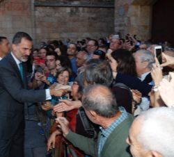 Su Majestad el Rey saluda a las personas presentes en la entrada a la Universidad