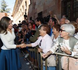 Su Majestad al Reina saluda a las personas presentes en la entrada a la Universidad