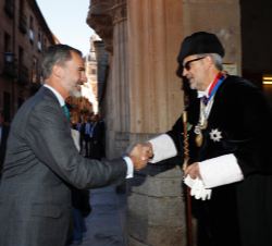 Su Majestad el Rey saluda al rector magnífico de la Universidad de Salamanca, Daniel Hernández Ruipérez