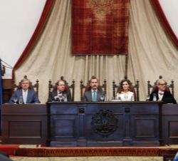 Sus Majestades los Reyes en la mesa presidencial del Paraninfo de la Universidad