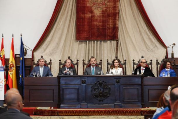 Sus Majestades los Reyes en la mesa presidencial del Paraninfo de la Universidad