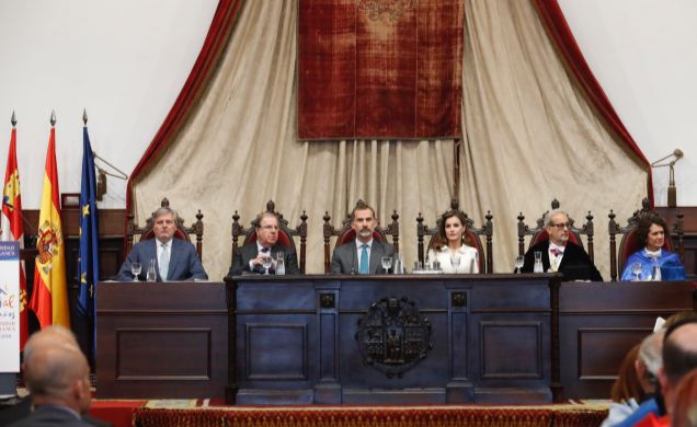 Sus Majestades los Reyes en la mesa presidencial del Paraninfo de la Universidad