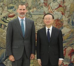 Su Majestad el Rey junto al consejero de Estado para Relaciones Internacionales de la República Popular China, Yang Jiechi