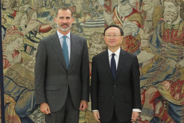 Su Majestad el Rey junto al consejero de Estado para Relaciones Internacionales de la República Popular China, Yang Jiechi