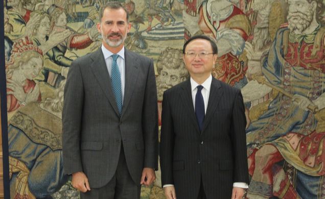 Su Majestad el Rey junto al consejero de Estado para Relaciones Internacionales de la República Popular China, Yang Jiechi