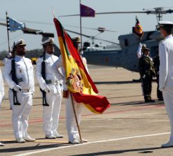 Su Majestad el Rey durante la revista a las tropas ante la Bandera de España
