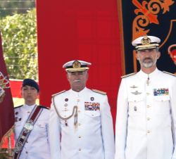 Don Felipe en el podio de Honor al inicio del acto