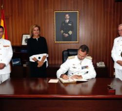 Su Majestad el Rey durante la firma en el Libro de Honor de la Flotilla de Aeronaves