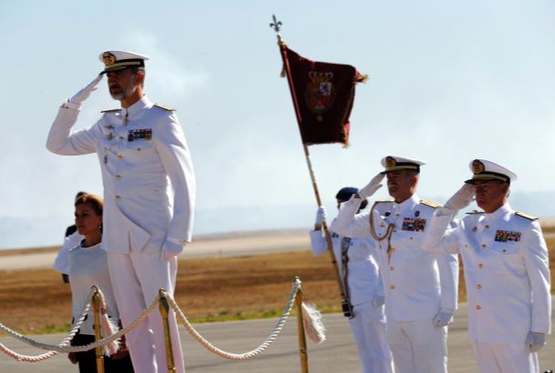 Don Felipe recibe Honores de Ordenanza en la explanada de la Flotilla de Aeronaves en la Base Naval de Rota
