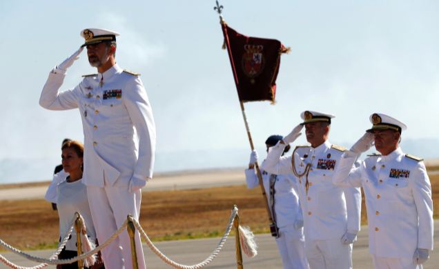 Don Felipe recibe Honores de Ordenanza en la explanada de la Flotilla de Aeronaves en la Base Naval de Rota