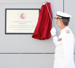 Don Felipe descubre una placa conmemorativa
