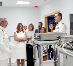 Su Majestad el Rey durante su recorrido por el edificio-Laboratorio de la Sección de la Hora del Real Instituto y Observatorio de la Armada