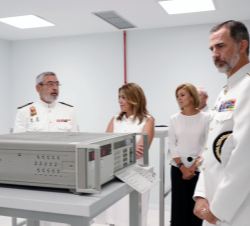 Don Felipe durante su recorrido por el edificio