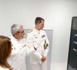 Su Majestad el Rey recibe explicaciones durante su recorrido por las instalaciones