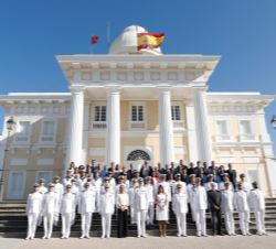 Fotografía de grupo de su Majestad el Rey con las autoridades asistentes al acto y la dotación del edificio-laboratorio