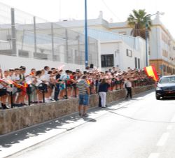 Varios vecinos de San Fermando despiden a Don Felipe a su salida del edificio-laboratorio de la Sección de la Hora del Real Instituto y Observatorio d
