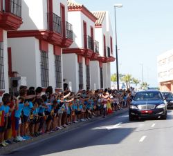 Vecinos de San Fernando en las calles de San Fernando despiden a Su Majestad el Rey