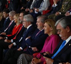 Su Majestad el Rey en el palco presidencial durante la inauguración
