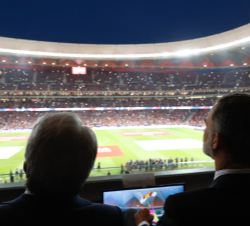 Su Majestad el Rey junto al presidente del Club Atlético de Madrid, presenciando el descenso de un paracaidista del Ejército del Aire, con la Bandera 