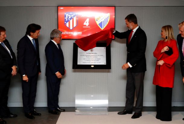 Su Majestad el Rey descubre una placa conmemorativa de la inauguración