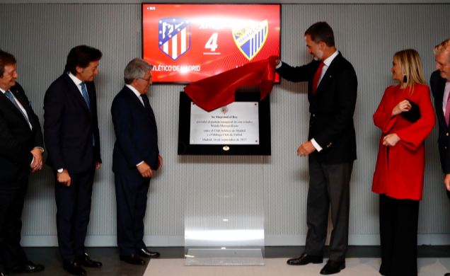 Su Majestad el Rey descubre una placa conmemorativa de la inauguración
