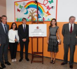 Doña Letizia junto a la placa conmemorativa de la visita, acompañada por las autorides asistentes al acto
