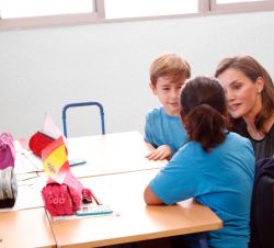 Doña Letizia conversa con dos de los niños durante la visita