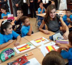 Su Majestad la Reina durante la visita en una de las aulas