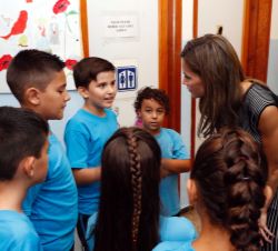 Doña Letizia conversa con alumnos durante la visita