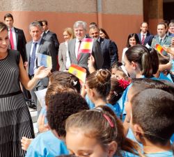 Su Majestad la Reina al finalizar la vista recibe el saludo de los niños