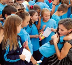 Doña Letizia recibe el abrazo de uno de los niños al finalizar la visita