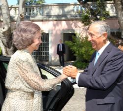 Su Majestad la Reina Doña Sofía recibe el saludo del presidente de la República Portuguesa, Marcelo Rebelo De Sousa, a su llegada al Palacio de Belém