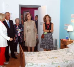 Doña Sofía durante la visita al prototipo de casa domótica adaptada a pacientes con enfermedades neurodegenerativas