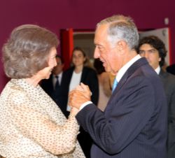 Tras la finalización del acto, Su Majestad la Reina Doña Sofía es despedida por el presidente de la República Portuguesa, Marcelo Rebelo De Sousa
