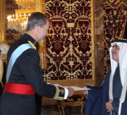 Su Majestad el Rey recibe la Carta Credencial de manos del embajador del Reino de Bahrein, Sheikh Fawaz Bin Mohammed Al Khalifa