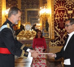 Su Majestad el Rey recibe la Carta Credencial de manos del embajador de Cabo Verde, Manuel Ney Monteiro Cardoso