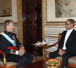 Su Majestad el Rey conversa con el embajador de Cabo Verde, Manuel Ney Monteiro Cardoso, tras recibir la Carta Credencial